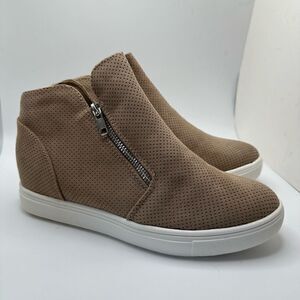 CUSHIONAIRE Women's Hart Hidden Wedge Sneaker 8 WIDE BROWN